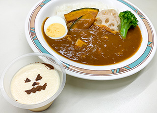 ジャックオランタン柄のプリンやカボチャを添えたカレー等を提供しています