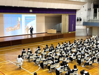 高校１年生対象の進路講演会を行いました