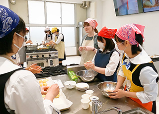 瀧野川女子学園の先生や生徒と一緒に、クラブ活動、ネイティブ教員との英語体験、理科実験などを体験！