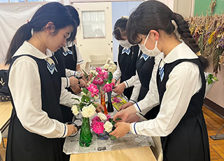 屋上校庭のバラをいけました！
