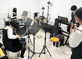 夏ライブに向けて各バンドが練習に励んでいます