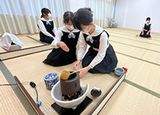 コーチの本間先生の指導を受け、お点前の練習をしています