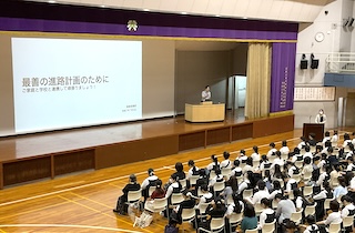 7/5（土）に高校1年生・中高一貫4年生向けに進路講演会を行いました