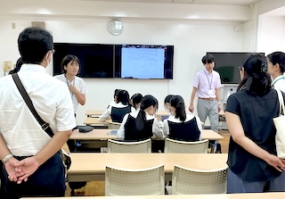 受験生向けに学校見学会を行いました