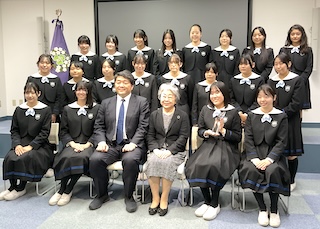 あかつき祭大賞を受賞したチアダンス部へクリスタルトロフィーの授与式を行いました