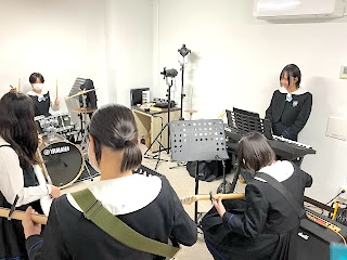 クリスマスライブに向けて、各バンドが本番の練習をしています。