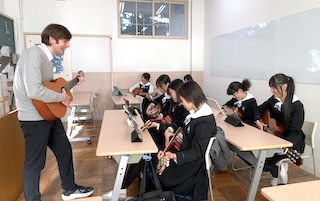 音楽を楽しみながら、自然と英語に親しめるギターミュージック同好会を取材！