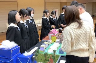 中高一貫１年〜３年の創造性教育発表会を行いました。