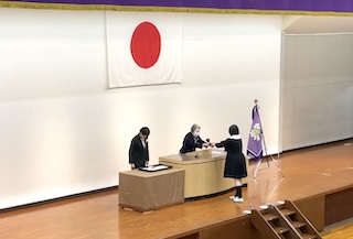 卒業式を前に、記念品贈呈式と表彰伝達式を行いました