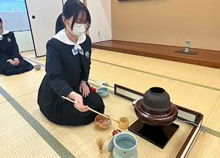 春のお茶会とオープンスクールに向けて日々お稽古しています