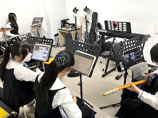 夏ライブで演奏する曲が決まり、各バンドで合わせ練習をしています