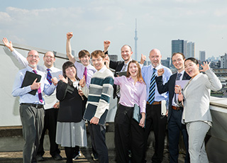 8人のネイティブ教師と5人の日本人英語教師がチームで本当に話せる英語を育みます