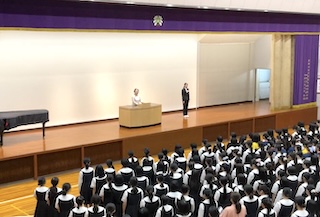 ６/１（月）に全校集会を行い、教育実習生の紹介と、実習生から生徒の皆さんに挨拶をしていただきました