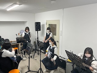まもなく、夏ライブがあるため放課後に一生懸命練習しています