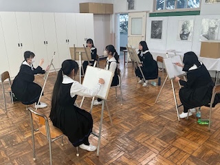 今回は新入部員が入ってくるまでの美術部の活動をご紹介します！