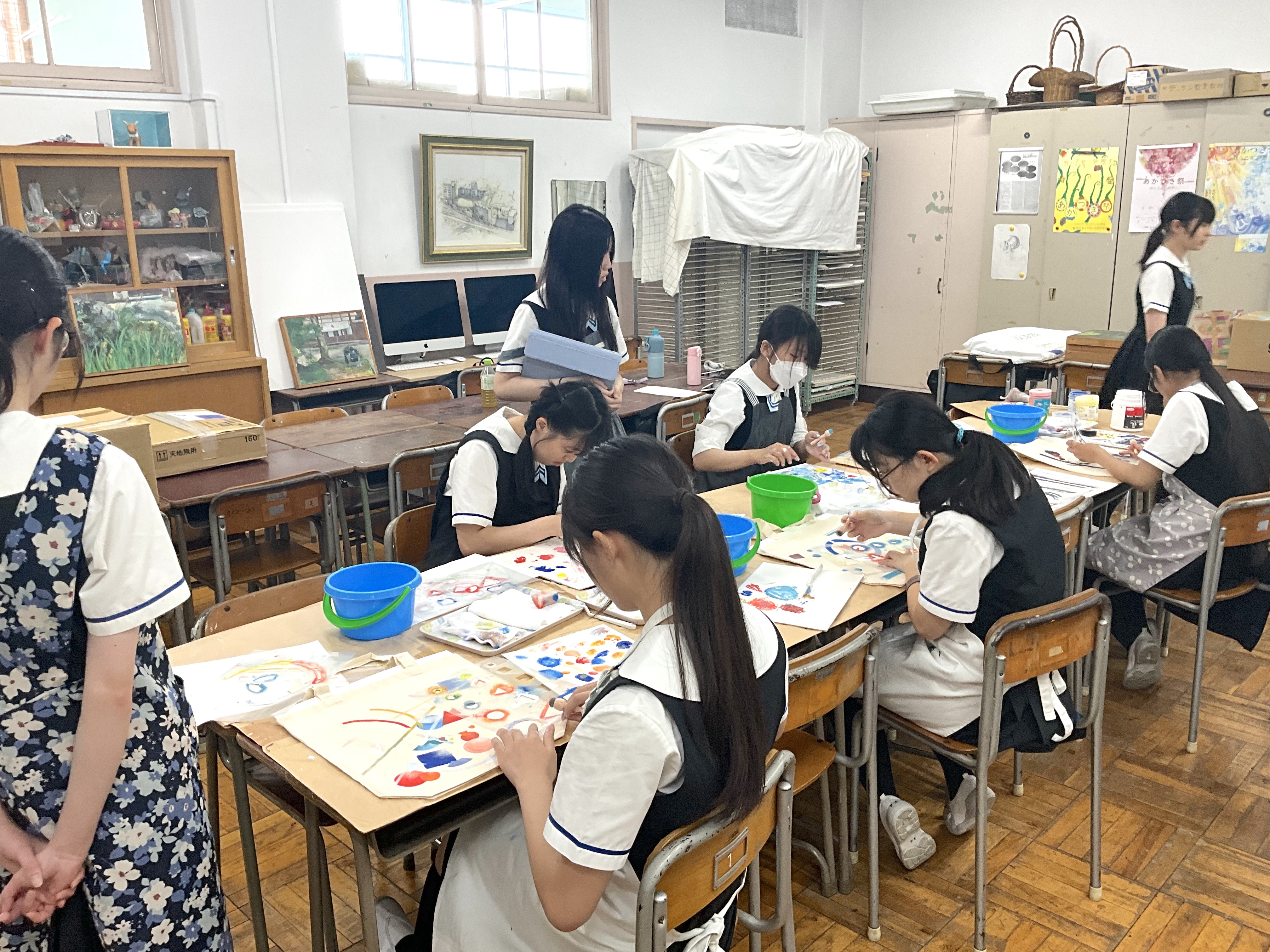 夏休みのクラブ活動の様子をご紹介します！
今回は美術部！