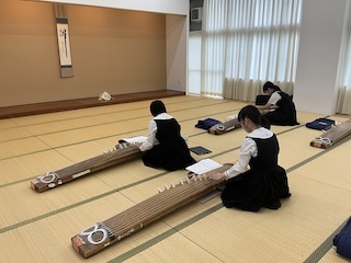 夏休みのクラブ活動の様子をご紹介します！
今回は箏曲部！