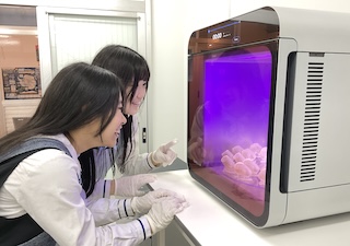 高校２年生の17人が会社を立ち上げ、３Dプリンターを使って、オリジナル商品を売りました